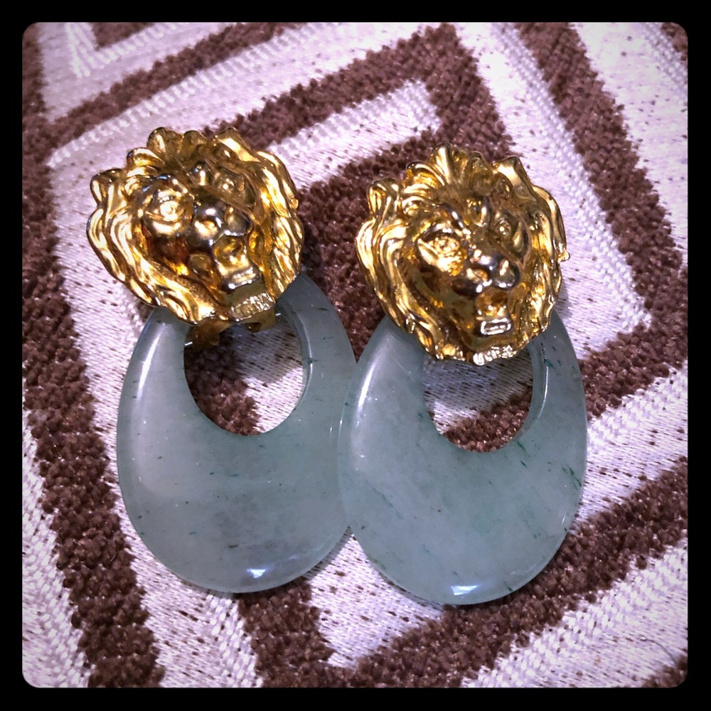 Antique serpentine earring with gold lion face